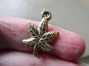VINTAGE RETRO GOLD TONE CANADIAN MAPLE LEAF DOUBLE SIDED LUCKY FOB CHARM PENDANT - Picture 1 of 2