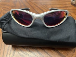 Gafas de sol Oakley Minute 1.0 raras marco cromado blanco con lentes de iridio rojo - Imagen 1 de 9