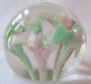 VINTAGE KLEINER MUNDGEBLASENER GLAS BRIEFBESCHWERER MIT GRÜNEN, WEISSEN & ROSA BLUMEN - Bild 1 von 5