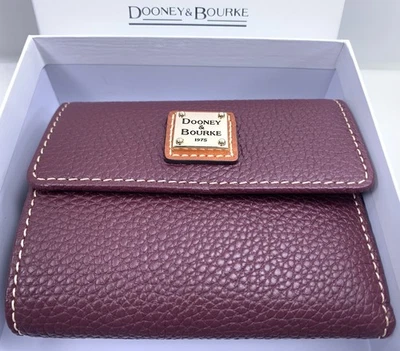 Cartera para tarjeta de crédito Dooney & Bourke grano guijarro pequeña solapa color burdeos Foto 1 de 4