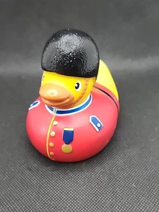 Einzigartige London Guardsman Gummiente mit Uniform & Hi-Hat von Yarto - 3,5" hoch - NEU - Bild 1 von 5