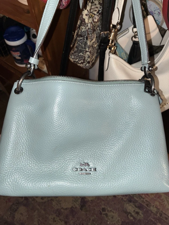 Bolso de hombro Coach Edie 28 F76645 | Cuero granulado pulido en azul pálido | Foto 1 de 4