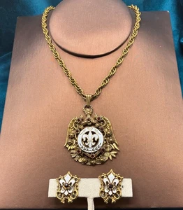 Vintage goldfarbene heraldische Wappen Demi Parure Ohrringe Anhänger Halskette Fleur de Lis - Bild 1 von 12
