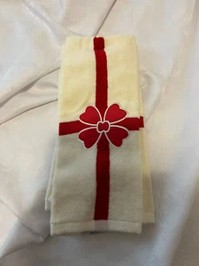 EXCLUSIVE OF DECORATION-2 OFF WHITE FLORAL 26X20'' HAND TOWELS - Picture 1 of 2