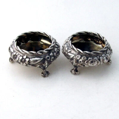 Par de platos de sal abiertos Stieff Repousse de plata de ley mono JHW Foto 1 de 4