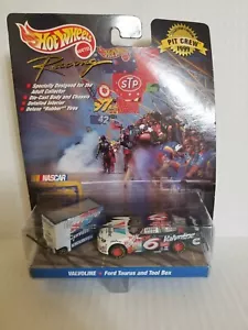 1999 Mark Martin Hot Wheels 1:64 Diecast #6 Valvoline Ford Taurus & Pit Cart - Picture 1 of 6