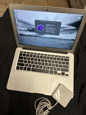 Apple MacBook Air 7,2 2017 Z0UU1LL/A Core i7-5650U 2,2 GHz 8 GB RAM 500 GB SSD - Immagine 1 di 4