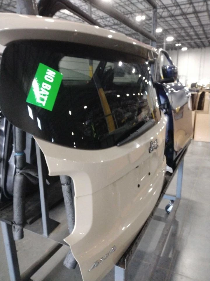 Alerón limpiaparabrisas maletero/portón trasero con cámara compatible con 15-17 RENEGADE 597215 Foto 1 de 4