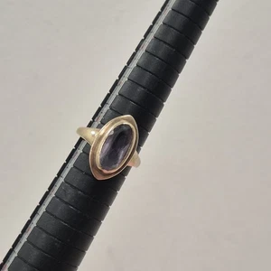 Anello vintage oro giallo 9 ct ovale viola cabochon look ametista lunetta set Regno Unito M - Foto 1 di 10
