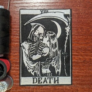 Parche del Beso de la Muerte Tarot Carta Gótico Punk Muerte Bordado Hierro en Parche 3.5x2.5 - Imagen 1 de 3