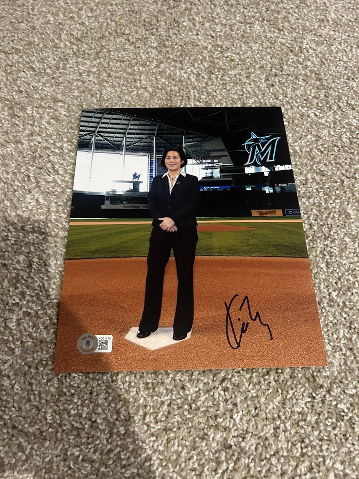 Foto 8x10 firmada por Kim NG autografiada Miami Marlins GM RARA BAS BECKETT Foto 1 de 1