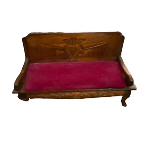 Sofá sofá cojín rojo madera maciza asiento banco iglesia casa de muñecas vintage - Imagen 1 de 5