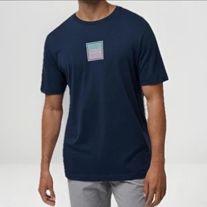 New Men's Small Travis Mathew Fire Dance Cotton Golf T-Shirt Top Blue - Picture 1 of 4