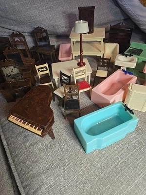 Lote de 30+ piezas de muebles de plástico para casa de muñecas MCM: guardería, baño, etc. Foto 1 de 4