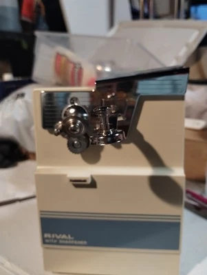 Abridor de latas Rival con afilador Foto 1 de 4