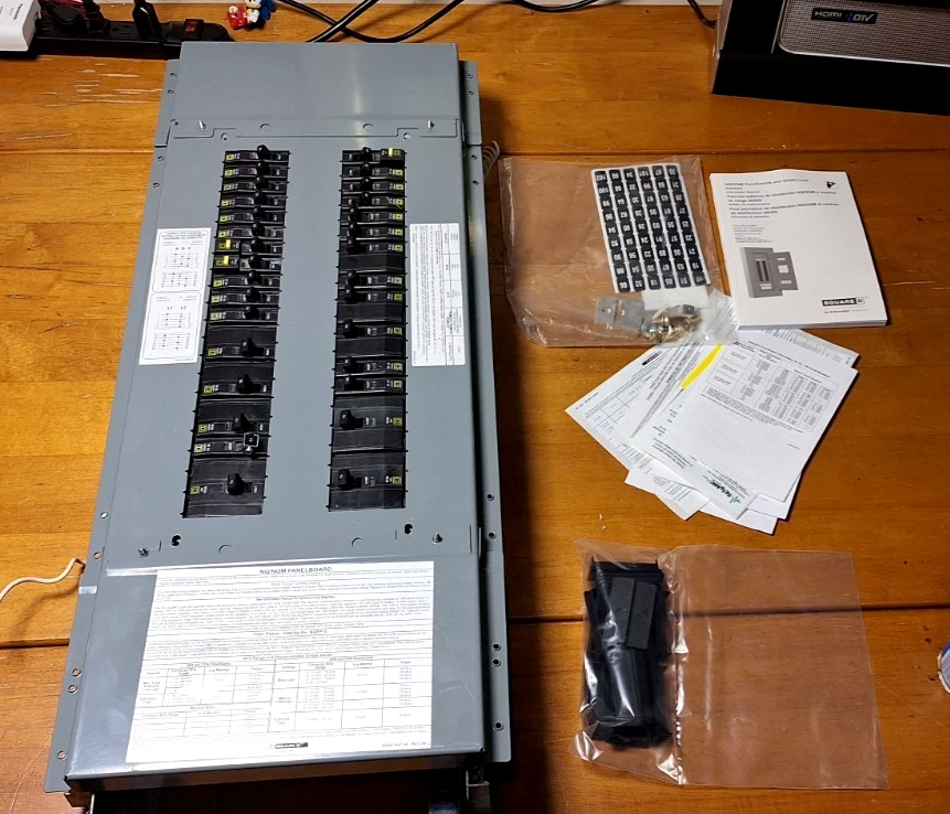 Panel interior Square D NQ442L2C + interruptores - 225A 42-espacio trifásico - usado Foto 1 de 4