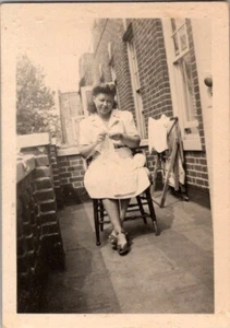Real Photo New York Beautiful Woman Knitting on the Terrace 1930s Fashion - Picture 1 of 2