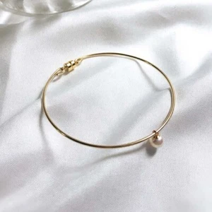 Bracciale Rigido in Oro 14K con Perla – Chiusura Magnetica Minimalista - Foto 1 di 7