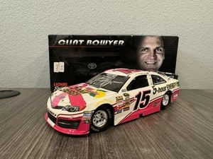 RARO Prototipo 2014 Clint Bowyer #15 5 Ore Rosa Energia 1:24 NASCAR Azione Nuovo con scatola - Foto 1 di 14