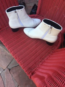 REBECCA MINKOFF BELLISSIMI STIVALETTI BIANCHI IN PELLE DI CIOTTOLI BORCHIATI CON ZIP MISURA 11M USATI IN OTTIME CONDIZIONI - Foto 1 di 9