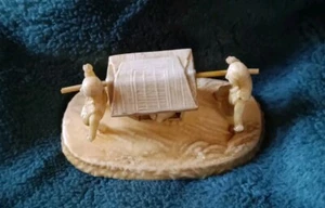 Vintage japanische Zelluloid 2 Mann trägt Geisha in Kago  - Bild 1 von 4