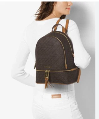 Mochila Michael Kors Signature Mediana con Cremallera Ñandú en Musk Multi Precio de venta sugerido por el fabricante $358 Foto 1 de 4