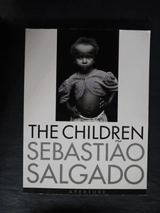 Sebastio Salgado: Die Kinder: Flüchtlinge und Migranten - Taschenbuch - SEHR GUT - Bild 1 von 6