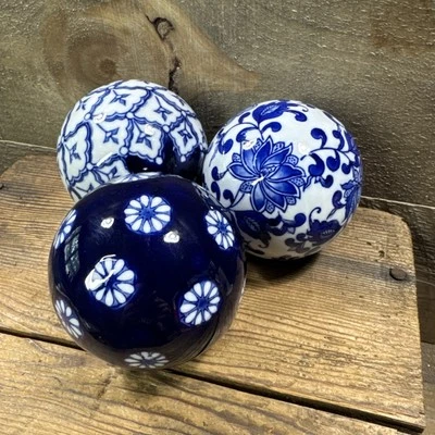 Набор из 3 декоративных керамических шариков сфер синий и белый цветочный дизайн - Изображение 1 из 4
