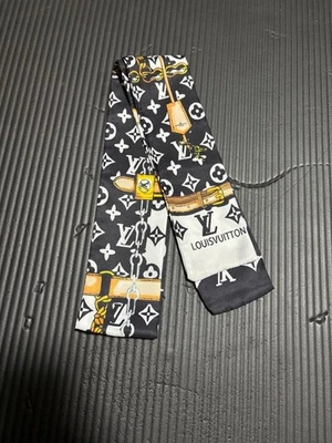 LOUIS VUITTON Bufanda de Seda Monograma Negro Blanco Dorado Usado Foto 1 de 2