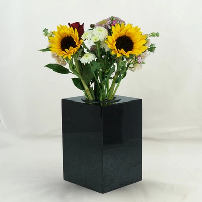 Grabvase Cube-XL Granit Schwedisch Schwarz schwarz – massiv & wetterf - Bild 1 von 4