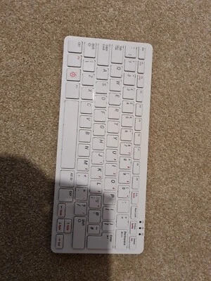 Raspberry Pi 400 Kit (microSD SSD, Broadcom BCM2711, 1.80 GHz, 4GB, UK... - Image 1 of 4