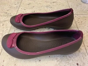 Usados en Excelente Condición Pisos de Ballet Crocs Kadee De Colección W 9 Marrón con Borde Púrpura y Lazo - Imagen 1 de 4