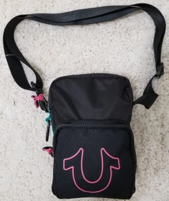 Bandolera de hombro True Religion Brand Jeans negra con logotipo rosa TR101836 9"x6" Foto 1 de 4