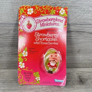 Mini pastel corto de fresa Kenner 1981 Strawberryland vintage con tres bayas - Imagen 1 de 6