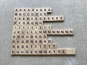 Jeu SCRABBLE 2013 bois bois alphabet 100 LETTRES TUILES UNIQUEMENT avec sac de remplacement - Photo 1/2