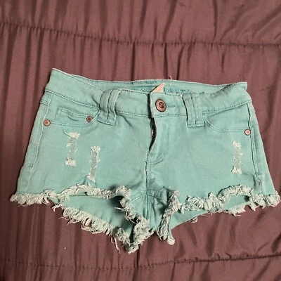 Shorts jeans azul asfalto júnior tamanho 0 pavão elástico algodão desgastado bainha crua - Imagem 1 de 4