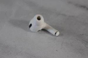 Apple AirPods Pro LEFT Side Bud Only with Ear Gel - White - Photo 1 sur 4