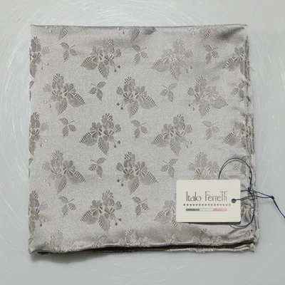 Cuadrado de bolsillo Italo Ferretti nuevo con etiquetas de una sola cara en plata con lana/seda dorada de 24 quilates Foto 1 de 4