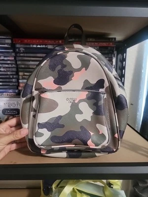 Mochila Sm Signature Guess 1981 color camuflaje correas ajustables  Foto 1 de 2