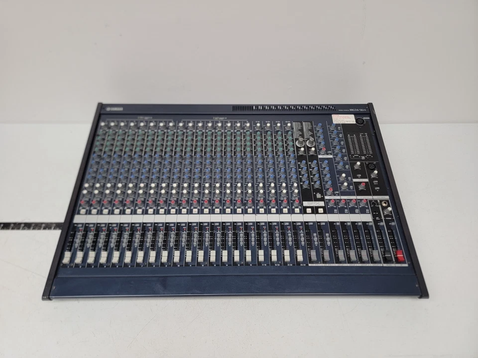 雅马哈 MG24/14FX 24 通道混音器带电源硬质公路箱 — 第 1/4 张图片