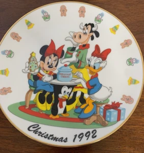 Walt Disney Christmas Cookies 1992 Plate Minnie Mouse Goofy & Daisy Grolier Ltd - Picture 1 of 7