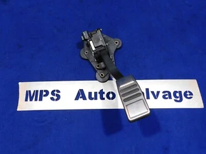 2005-2009 Ford Mustang All Applications Gas Accelerator Pedal Box OEM Used Q43 - Picture 1 of 7