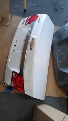 Tapa de cubierta usada se adapta a: Chevrolet Cruze 2011 con alerón sin cámara de visión trasera grado A Foto 1 de 4