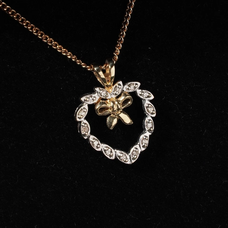 Dije colgante de corona de Navidad con arco de diamante de oro de 9 quilates en forma de corazón pequeño Foto 1 de 4