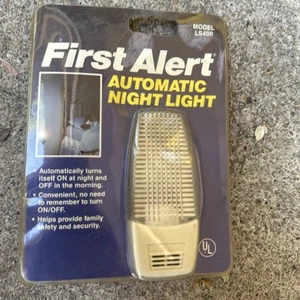 Vintage First Alert Automatic Night Light Plug In Wall 1992 - Picture 1 of 3