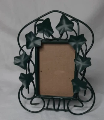 Marco de fotos de metal de hiedra verde tiene capacidad para imagen de 2"x3" Foto 1 de 4