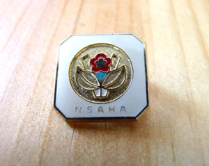 Pequeño Pin de Esmalte Vintage NSAHA con Flor de Amapola Roja en Cesta Desconocido ENVÍO GRATUITO - Imagen 1 de 2