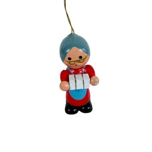 Vintage Miniatur handbemalt Großmutter Tragetasche Holz Weihnachtsschmuck - Bild 1 von 2