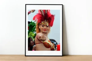 Rihanna-Celebrity Shooting Middle Finger-Flipping Bird-969 - Picture 1 of 5
