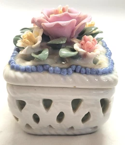 Capodimonte? Schmuckkästchen mit Deckel Porzellan Biskuit Blumen bedeckt Kommode Vintage - Bild 1 von 10